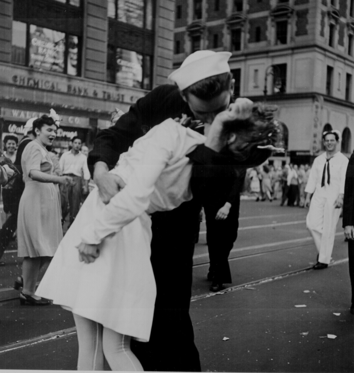 Sailor kissing girl in Times Square